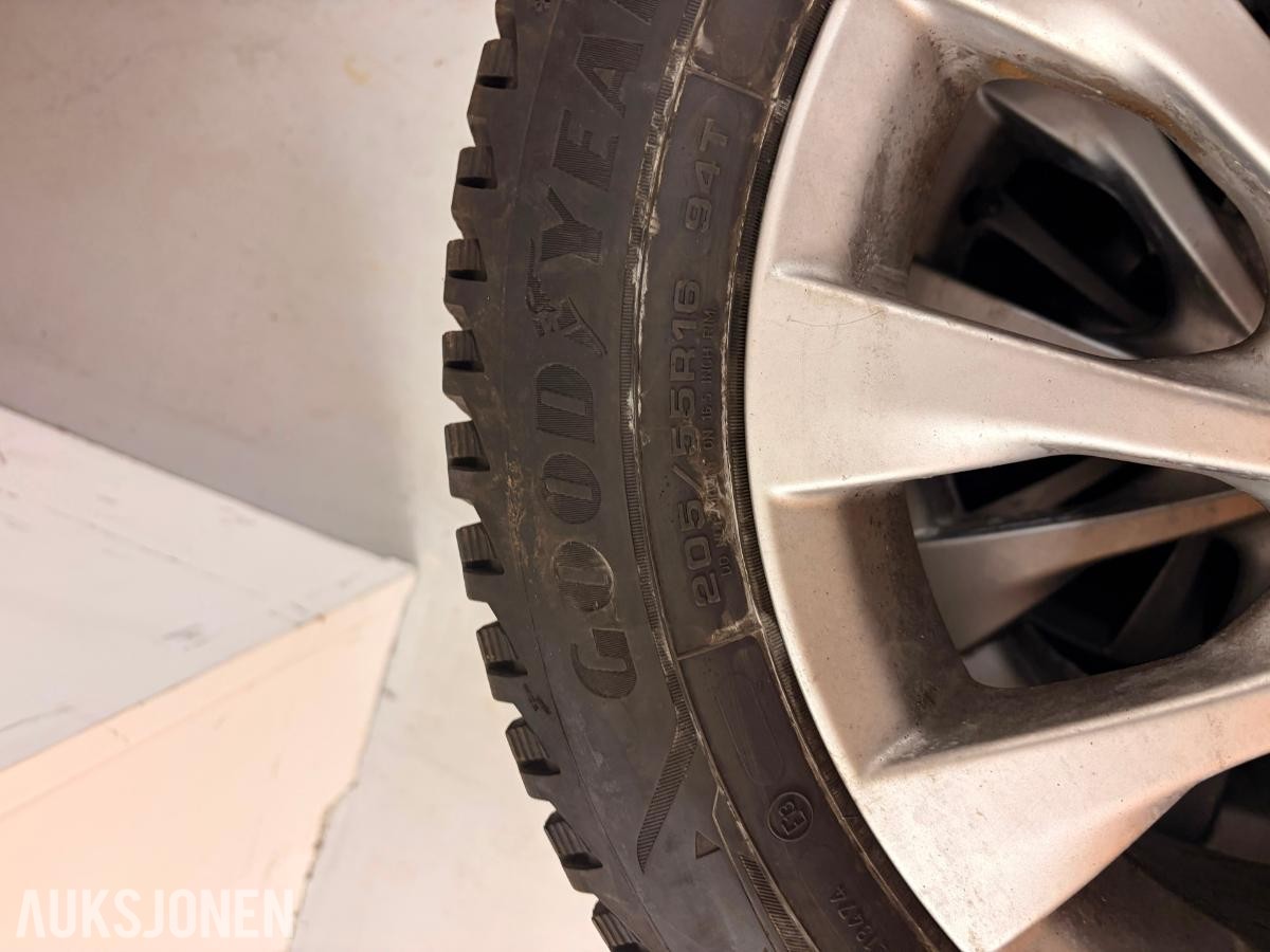 Lexus 16" felger m/ Goodyear piggdekk (205/55R16)